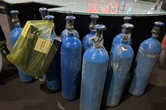 装有“笑气”（一氧化二氮，N₂O）的气瓶。图自越通社