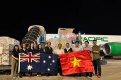 北宁省越南祖国阵线委员会主席阮长山接收澳大利的援助物资。图自越通社