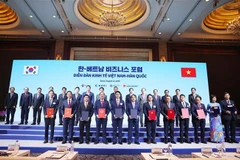 苏林总书记与韩国总理金民锡共同见证越韩双方交换多份双边合作文本。图自越通社