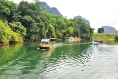 探索松河之旅，体验沿岸居民传统手工艺与文化风情。