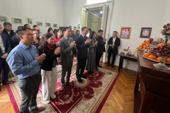 越南驻罗马尼亚大使杜德成和夫人以及与会代表共同上香,缅怀胡志明主席。图自越通社