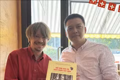 越通社记者向瑞士共产党总书记马西米利亚诺·阿伊赠送礼物。图自越通社