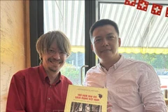越通社记者向瑞士共产党总书记马西米利亚诺·阿伊赠送礼物。图自越通社