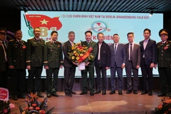 越南驻德国大使阮得成向德国柏林—勃兰登堡地区越南退伍军人协会送花祝贺。图自越通社
