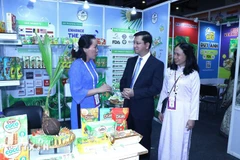 越南驻印度大使阮清海参观各展位。图自越通社