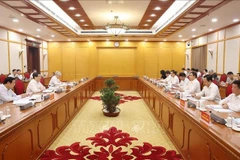 越共中央政治局委员、国家主席梁强主持召开与奠边省委常委会会议。图自越通社