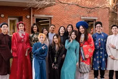 在西澳大利亚州科廷大学就读的越南留学生。图自越通社发