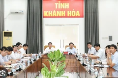 庆和省人民委员会以线上方式与法国发展署举行工作会议。图自庆和报