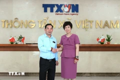 老挝人民革命党中央宣传部副部长、《人民报》（Pasaxon）总编辑万赛·塔汶炎与越通社社长武越庄合影。图自越通社