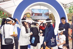 游客利用佩戴VR眼镜参观东英乡古螺遗址群，探索筑城故事、神弩传说及3D数字化的文物。图自人民报