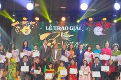 组委会向获奖者颁发奖状。图自越通社
