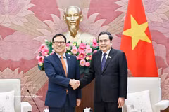 越南国会主席陈青敏与韩国驻越南大使崔泳杉。图自越通社