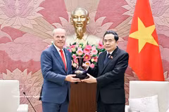 越南国会主席陈青敏向加拿大驻越南大使吉姆·尼克尔赠送纪念品。图自越通社