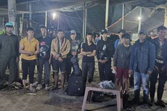 新河边防哨所近日与有关单位配合，暂时扣留13名从柬埔寨非法入境越南的人员。图自越通社