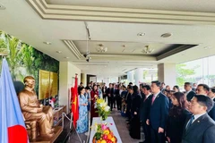 各位代表上香 表达对胡志明主席的深切缅怀和崇高敬意。图自越通社