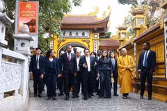 越南政府总理范明政夫妇同埃塞俄比亚总理夫妇参观河内镇国寺。图自越通社