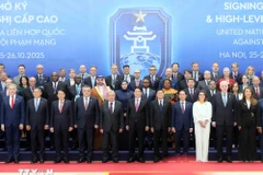 越南国家主席梁强、联合国秘书长安东尼奥·古特雷斯和各国代表团团长合影。图自越通社