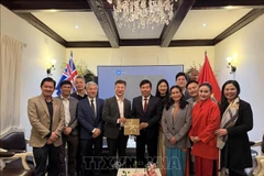 阮孟强副部长（左五）与各位代表合影。图自越通社