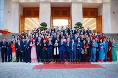 越南政府总理范明政与全国教育管理干部及教师代表合影。图自越通社