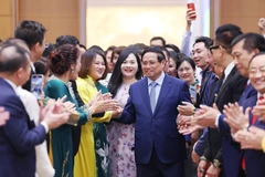 越南政府总理范明政与越南企业代表会面