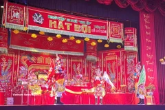胡志明市㗰剧艺术剧院演艺人员的一个表演节目。图自越通社