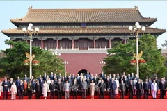 习近平主席与梁强主席和各国代表在纪念大会上合影。图自越通社