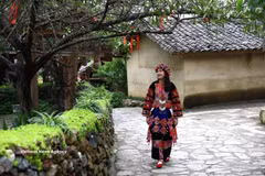 穿着传统服饰的倮倮族少女。图自越通社