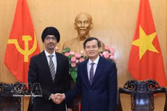 胡志明国家政治学院院长段明训会见新加坡驻越南大使拉杰帕尔·辛格。图自越通社