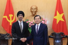 胡志明国家政治学院院长段明训会见新加坡驻越南大使拉杰帕尔·辛格。图自越通社
