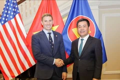 越南工贸部长阮鸿延与美国负责经济增长、能源和环境事务的副国务卿雅各布·赫尔伯格。图自越通社