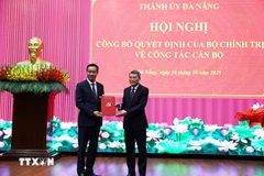 黎明兴同志向黎玉光同志颁发越共中央政治局的任命决定。图自越通社