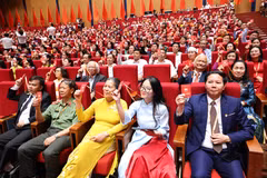 与会代表表决通过越南祖国阵线第十一届中央委员会人事方案。图自越通社