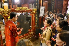 参加“真武钟声”旅游项目的游客。图自越通社