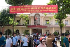 嘉莱省南归仁坊在当地的颁发点接收礼金。图自越通社
