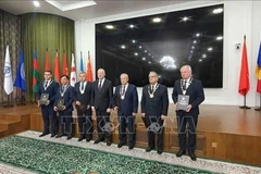 黎长江教授（左二）荣获国际科学院协会院士证书。图自越通社