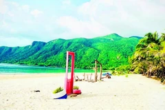 昆岛拥有平缓绵长的海滩、洁白细腻的沙滩和清澈湛蓝的海水，是备受游客青睐的旅游目的地。图自《人民报》