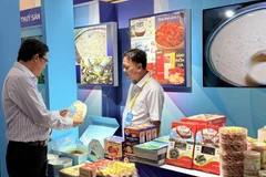 金瓯企业在胡志明市介绍各种特色产品。图自越通社