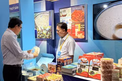金瓯企业在胡志明市介绍各种特色产品。图自越通社