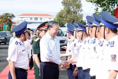 苏林及中央工作代表团前往富国特区并与国防部下属海警第四区司令部举行工作会谈。图自越通社