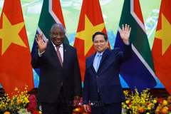 越南政府总理范明政与南非共和国总统马塔梅拉·西里尔·拉马福萨（2025年10月23日）。图自越通社
