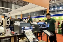 企业在展会上展示先进产品和技术解决方案。图自越通社