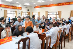 头顿坊老年人接受免费体检。图自越通社