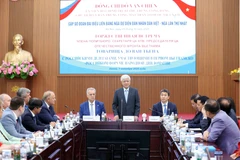 杜文站在会上发表讲话。图自越通社