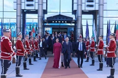 在索非亚国际机场为苏林总书记及夫人举行送行仪式。图自越通社