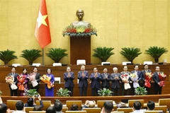 越共中央总书记苏林、政府总理范明政、国会主席陈青敏及党和国家领导同志向新任命的副总理、部长和部分国会委员会主任赠送鲜花表示祝贺。