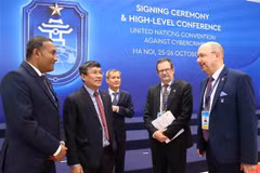 越南外交部副部长阮明宇与各位代表亲切交谈。图自越通社