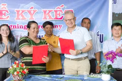 布沥（Bù Lạch）草地有机腰果农业合作社社长氏快与越南英特斯纳克腰果有限公司代表签署腰果收购合作协议。图自同奈报。