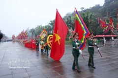 2025年雄王祭祖日活动上香仪式。图自越通社