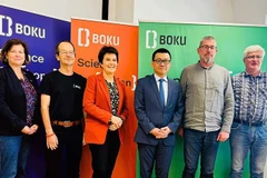 越南驻奥地利大使武黎太黄与维也纳农业大学代表合影。（越南驻奥地利大使馆供图）