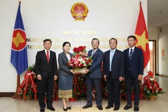 老挝财政部代表与越老合作委员会代表赠送献花,祝贺越南国庆80周年。图自越通社